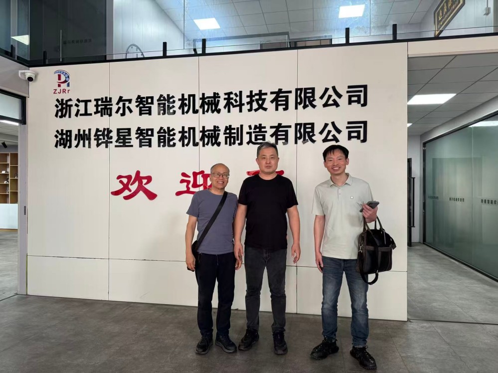 زبون يزور مصنع ZJRr